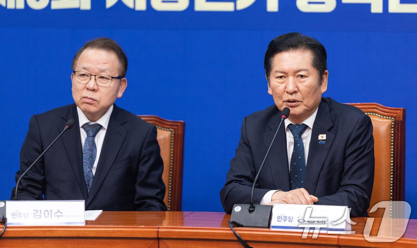 본문 이미지 - 5일 서울 여의도 국회에서 열린 더불어민주당 공천 심사 결과 발표에서 정청래 대표가 발언하고 있다. 더불어민주당은 6·3 지방선거 '3호 단수공천'으로 김경수 대통령 직속 지방시대위원회 위원장을 선정했다. 2026.3.5 ⓒ 뉴스1 이승배 기자