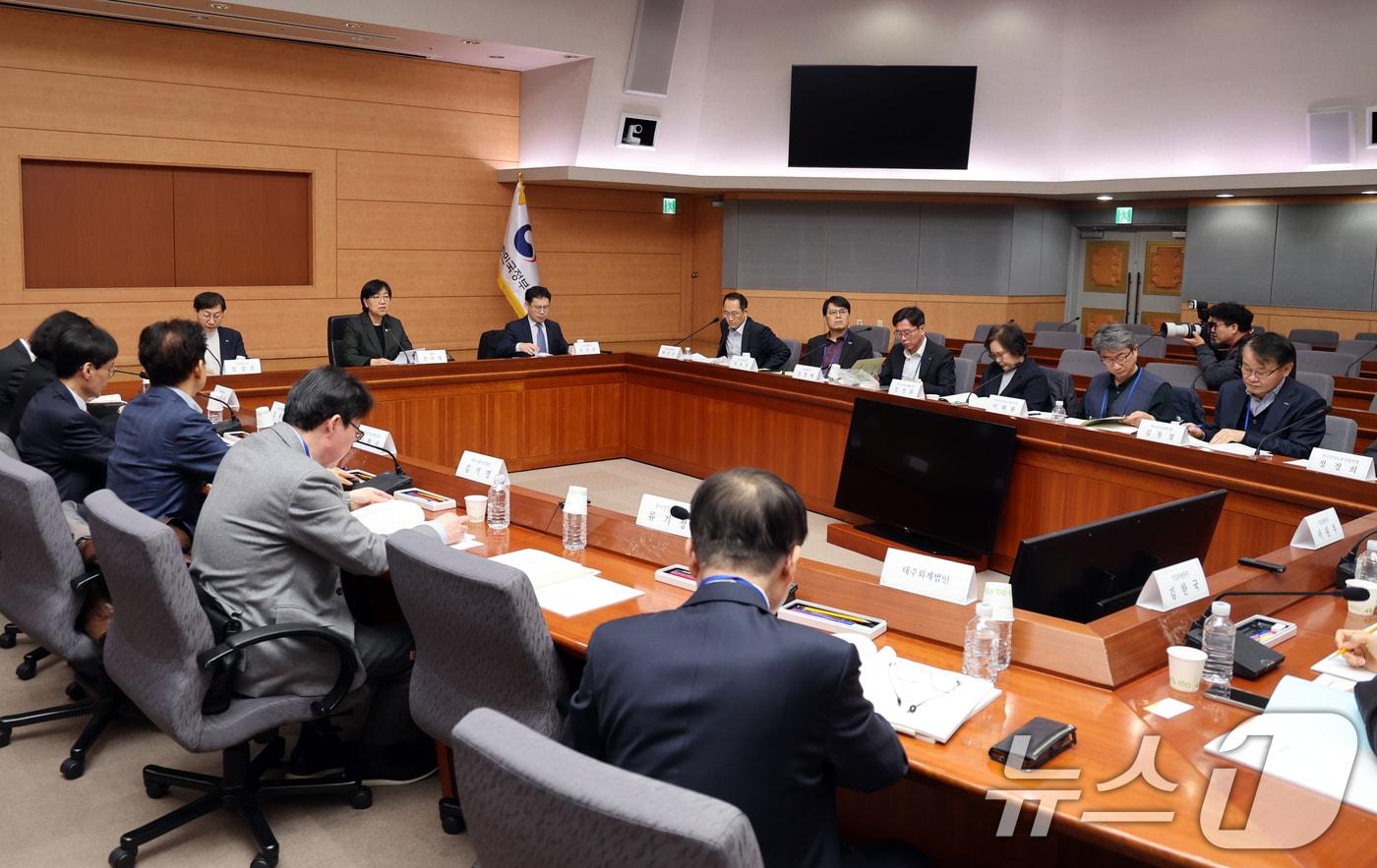 본문 이미지 - 정은경 보건복지부 장관이 5일 오후 서울 종로구 정부서울청사에서 열린 '2026년도 제2차 국민연금기금운용위원회'에서 모두발언을 하고 있다. 2026.3.5 ⓒ 뉴스1 황기선 기자