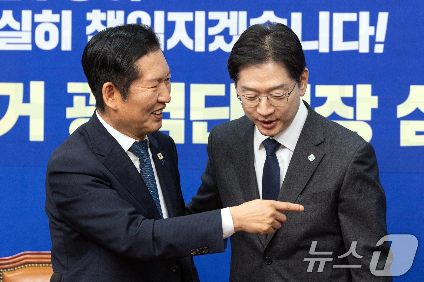 본문 이미지 - 5일 서울 여의도 국회에서 열린 더불어민주당 공천 심사 결과 발표에서 정청래 대표가 김경수 지방시대위원장과 대화하고 있다. 더불어민주당은 6·3 지방선거 '3호 단수공천'으로 김경수 대통령 직속 지방시대위원회 위원장을 선정했다. 2026.3.5 ⓒ 뉴스1 이승배 기자