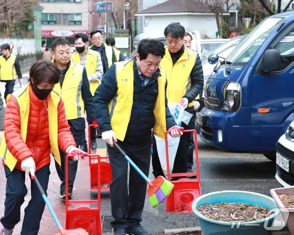 본문 이미지 - 담배꽁초 등 무단 투기된 쓰레기를 청소하는 박준희 관악구청장