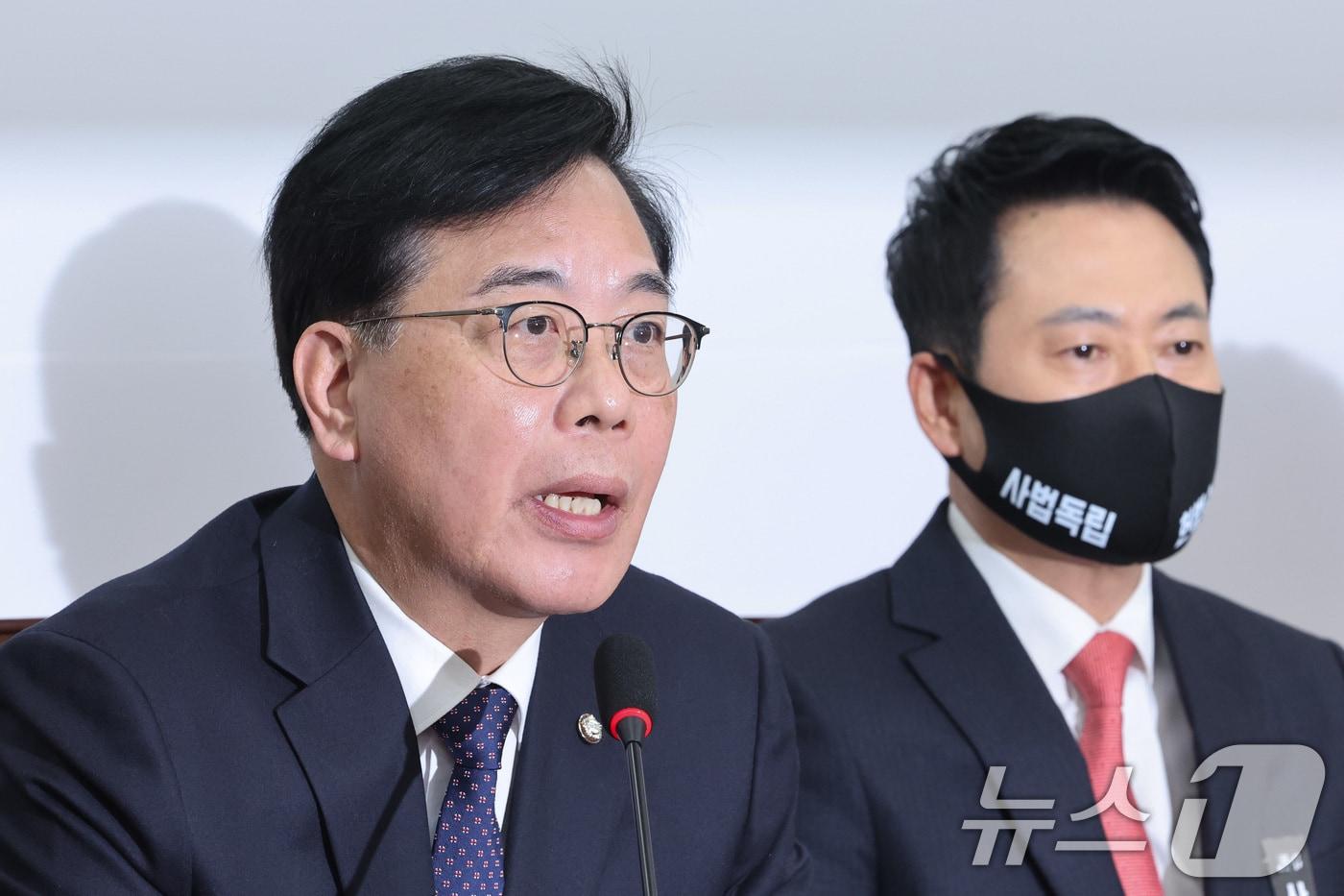 본문 이미지 - 송언석 국민의힘 원내대표가 서울 여의도 국회에서 열린 최고위원회의에서 발언하고 있다. 2026.3.5 ⓒ 뉴스1 신웅수 기자