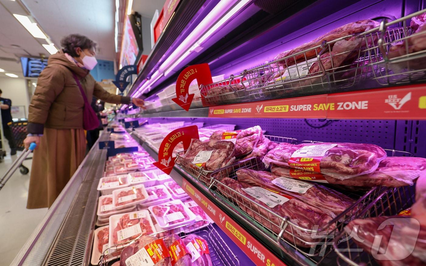 본문 이미지 - 서울 시내 한 대형마트에 진열된 소고기 모습. 2026.3.5 ⓒ 뉴스1 김성진 기자