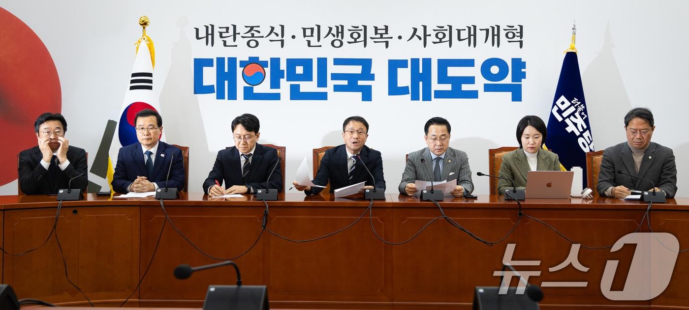 본문 이미지 - 한병도 더불어민주당 원내대표(위원장)가 5일 서울 여의도 국회에서 열린 윤석열 정권 조작기소 진상규명 및 공소취소를 위한 국정조사 추진위원회 제2차 전체회의에서 모두 발언을 하고 있다. 2026.3.5 ⓒ 뉴스1 유승관 기자