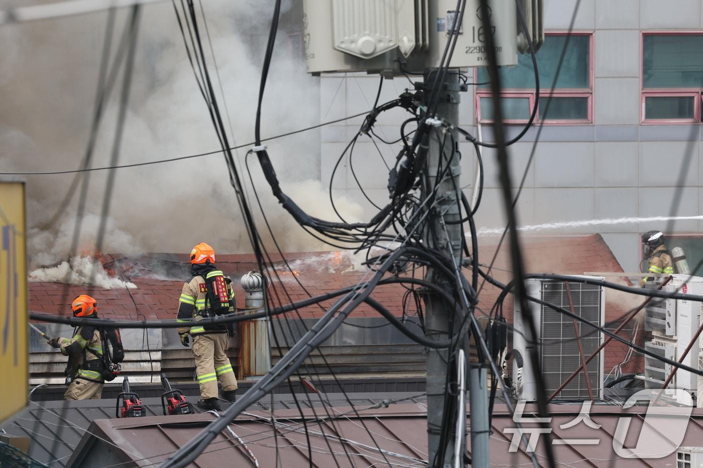 본문 이미지 - 5일 오후 1시 21분쯤 서울 종로구 귀금속거리의 한 상가에서 화재가 발생해 소방당국이 진화 중이다. ⓒ 뉴스1 박지혜 기자