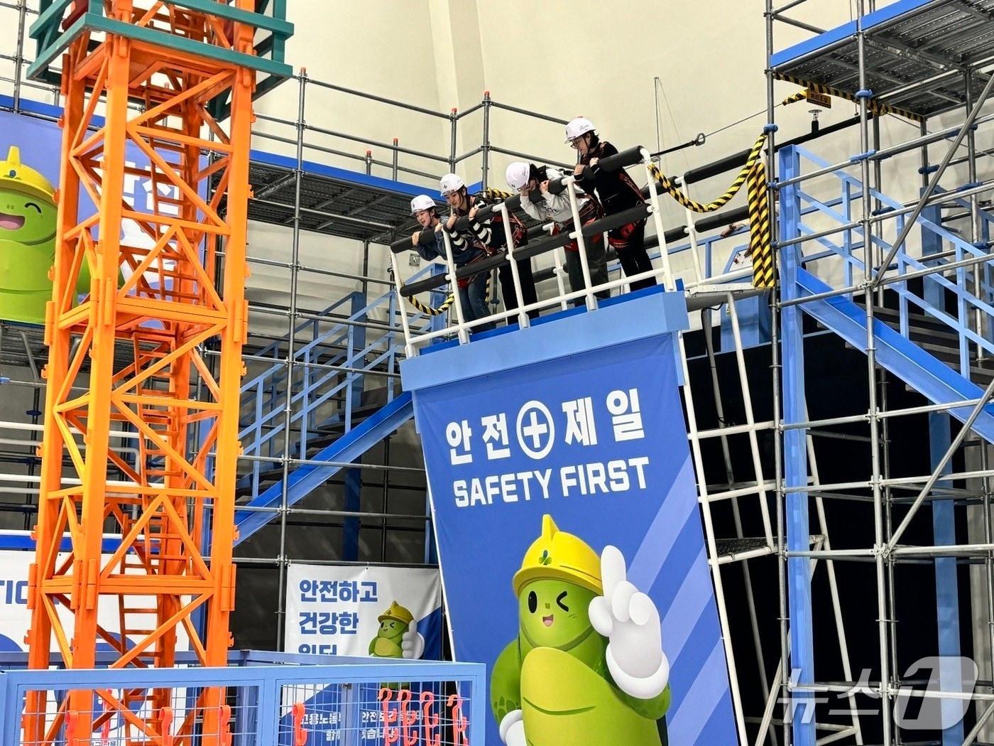 본문 이미지 - 국가철도공단 호남본부 신입직원 및 실무직 직원들이 안전교육을 받고 있다.(국가철도공단 제공.재판매 및 DB금지)/뉴스1