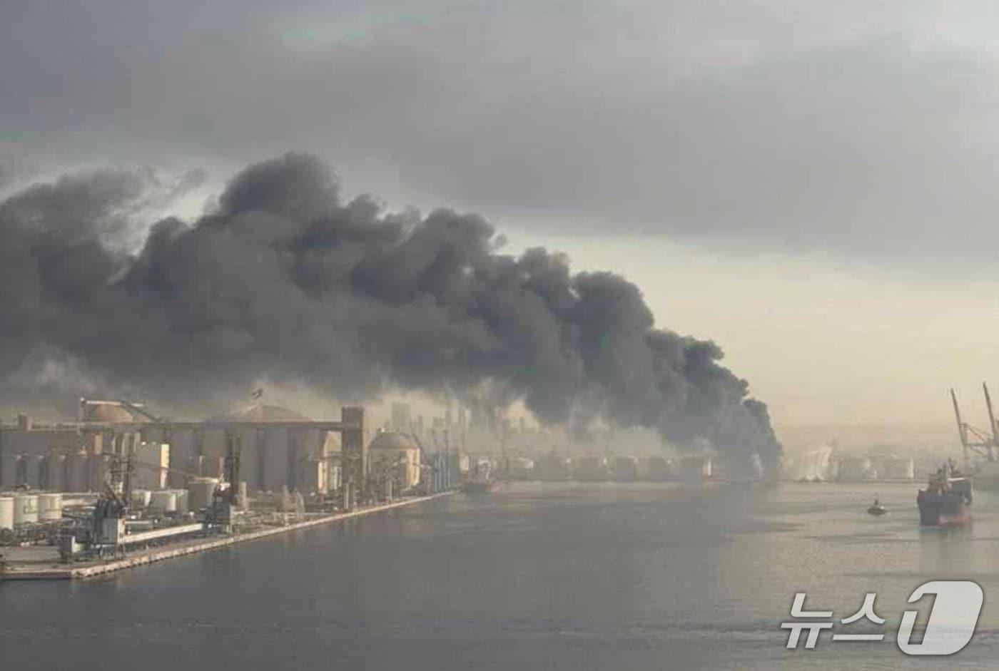 본문 이미지 - 중동사태 초기였던 지난 1일 호르무즈 해협 인접 항구인 아랍에미리트연합(UAE) 제벨알리 항이 폭격을 당해 연기가 나는 모습 (선원노련 제공. 재판매 및 DB금지)