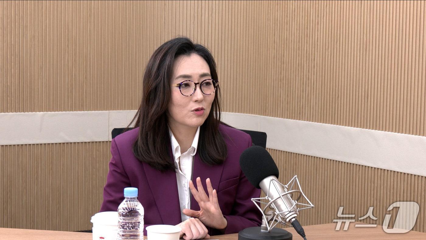 본문 이미지 - 전수미 더불어민주당 대변인이 5일 뉴스1TV '팩트앤뷰'에 출연해 질문에 답하고 있다.(뉴스1TV '팩트앤뷰' 캡처)