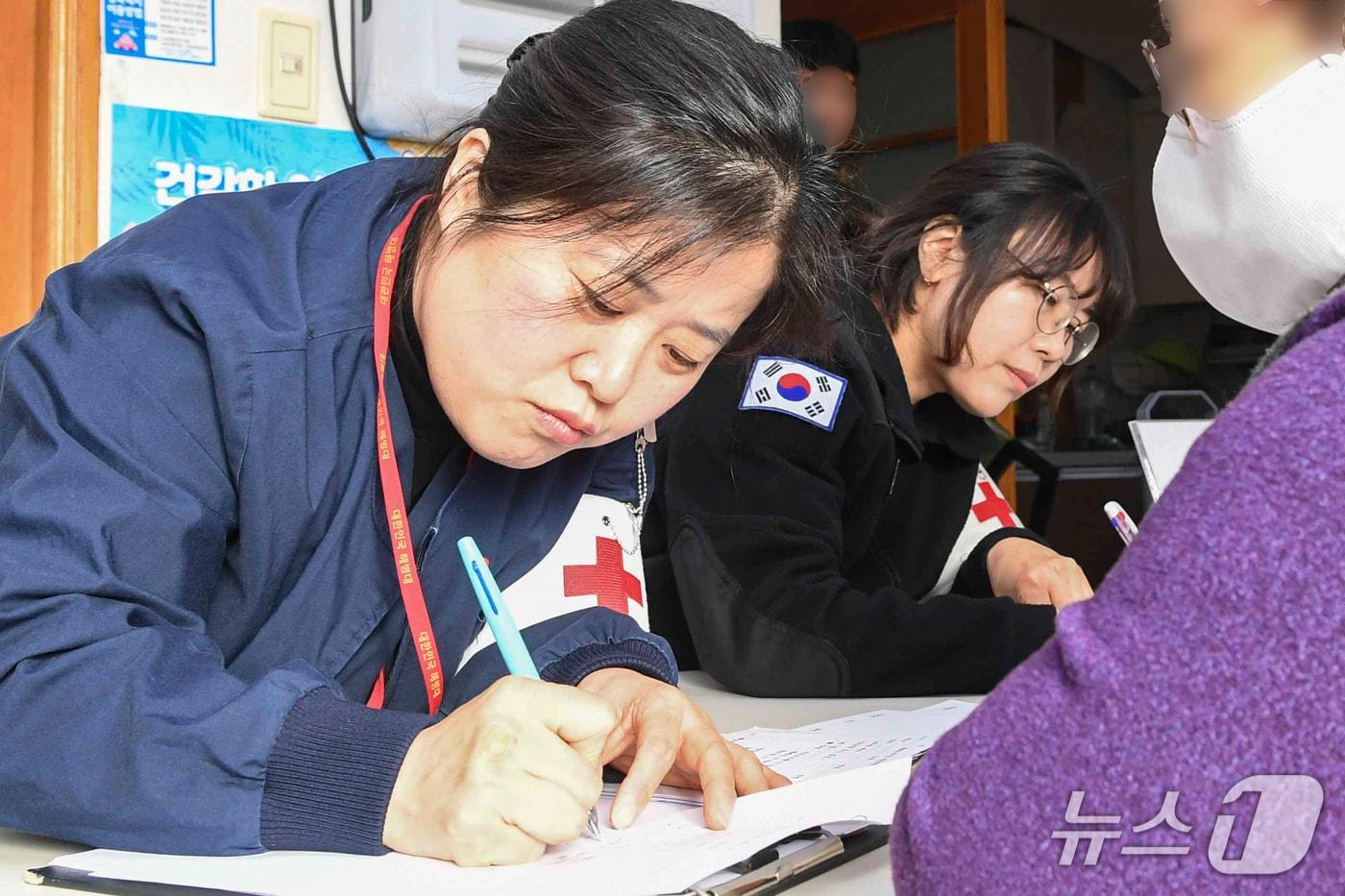 본문 이미지 - 경북 포항에 주둔해 있는 해병대 1사단 의무대대가 5일 농촌 마을을 찾아 올해 첫 대민 의료봉사 활동에 나섰다.(해병대 1사단 제공, 재판매 및 DB금지) 2026.3.5/뉴스1 