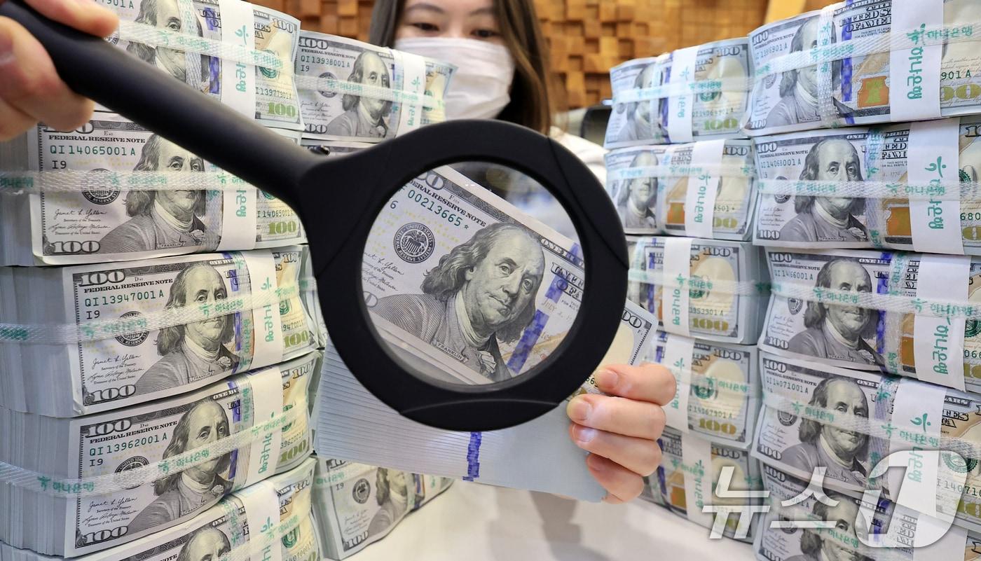 본문 이미지 - 외국환평형기금채권(외평채) 발행에 따른 외화 유입과 자산 운용 수익 영향으로 지난달 외환보유액이 석 달 만에 증가한 가운데 5일 서울 중구 하나은행 본점 위변조센터에서 직원이 달러를 정리하고 있다. 2026.3.5 ⓒ 뉴스1 이호윤 기자