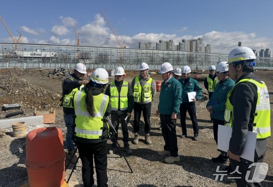 본문 이미지 - 정명섭 대구도시개발공사 사장(가운데)이 대공원 공동주택·동물원 조성 현장을 찾아 해빙기 안전관리 실태를 점검하고 있다.(대구도시개발공사 제공, 재판매 및 DB 금지)