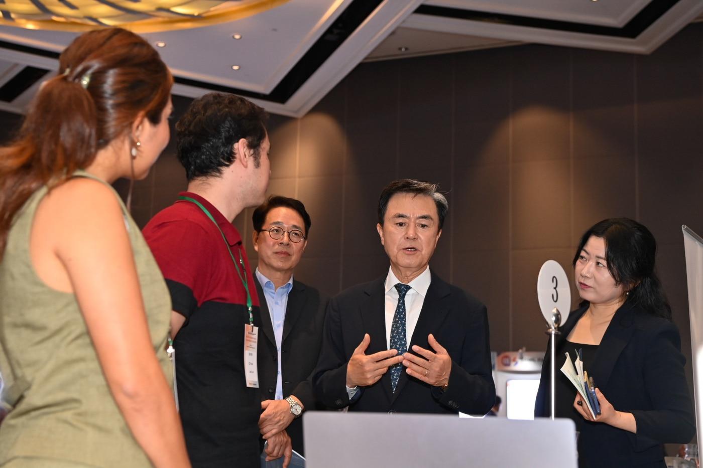 본문 이미지 - 김태흠 지사(가운데)가 싱가포르 수출상담회를 찾아 현지 바이어에게 충남 제품을 소개하고 있다.(도 제공. 재판매 및 DB금지)/뉴스1