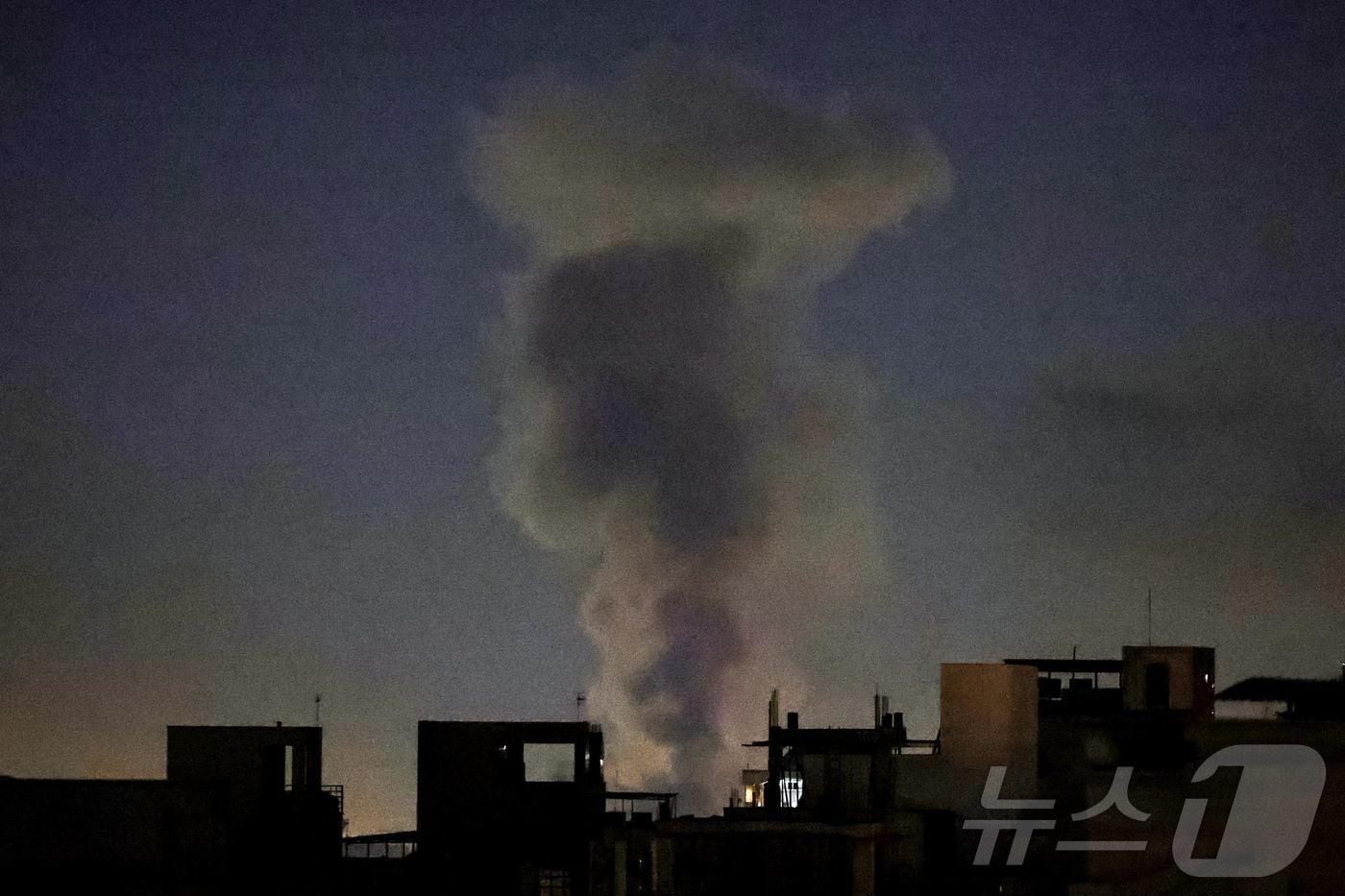 본문 이미지 - 4일(현지시간) 공습 당한 이란 테헤란에서 검은 연기가 치솟고 있다. 2026.3.4 ⓒ AFP=뉴스1