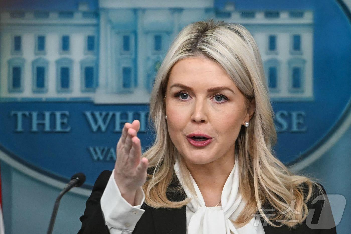 본문 이미지 - 캐롤라인 레빗 백악관 대변인이 4일(현지시간) 워싱턴DC 브래디 브리핑룸에서 발언하고 있다. 2026.3.4 ⓒ AFP=뉴스1