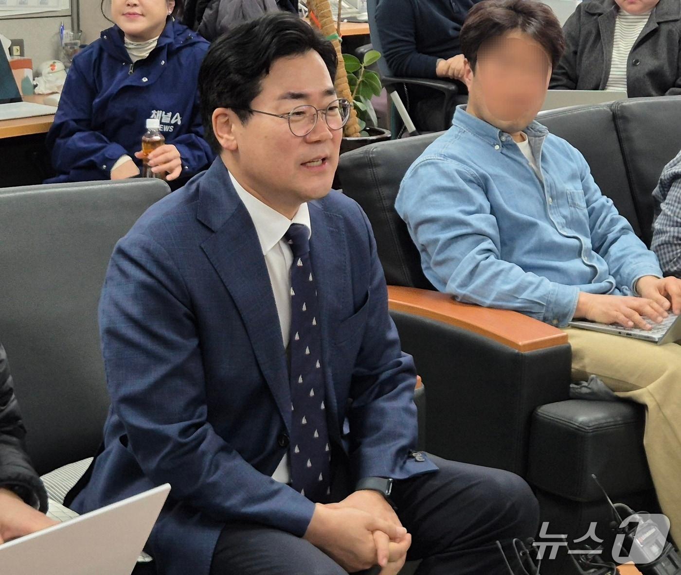 본문 이미지 - 박찬대 의원(연수갑)이 5일 인천시청 기자실에서 선거 포부를 밝혔다/뉴스1