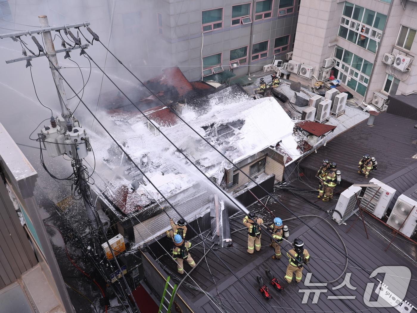 본문 이미지 - 5일 오후 서울 종로구 봉익동 건물에서 화재가 발생해 소방대원들이 화재를 진압하고 있다. 이번 화재로 5명이 대피했다. 2026.3.5 ⓒ 뉴스1 박지혜 기자