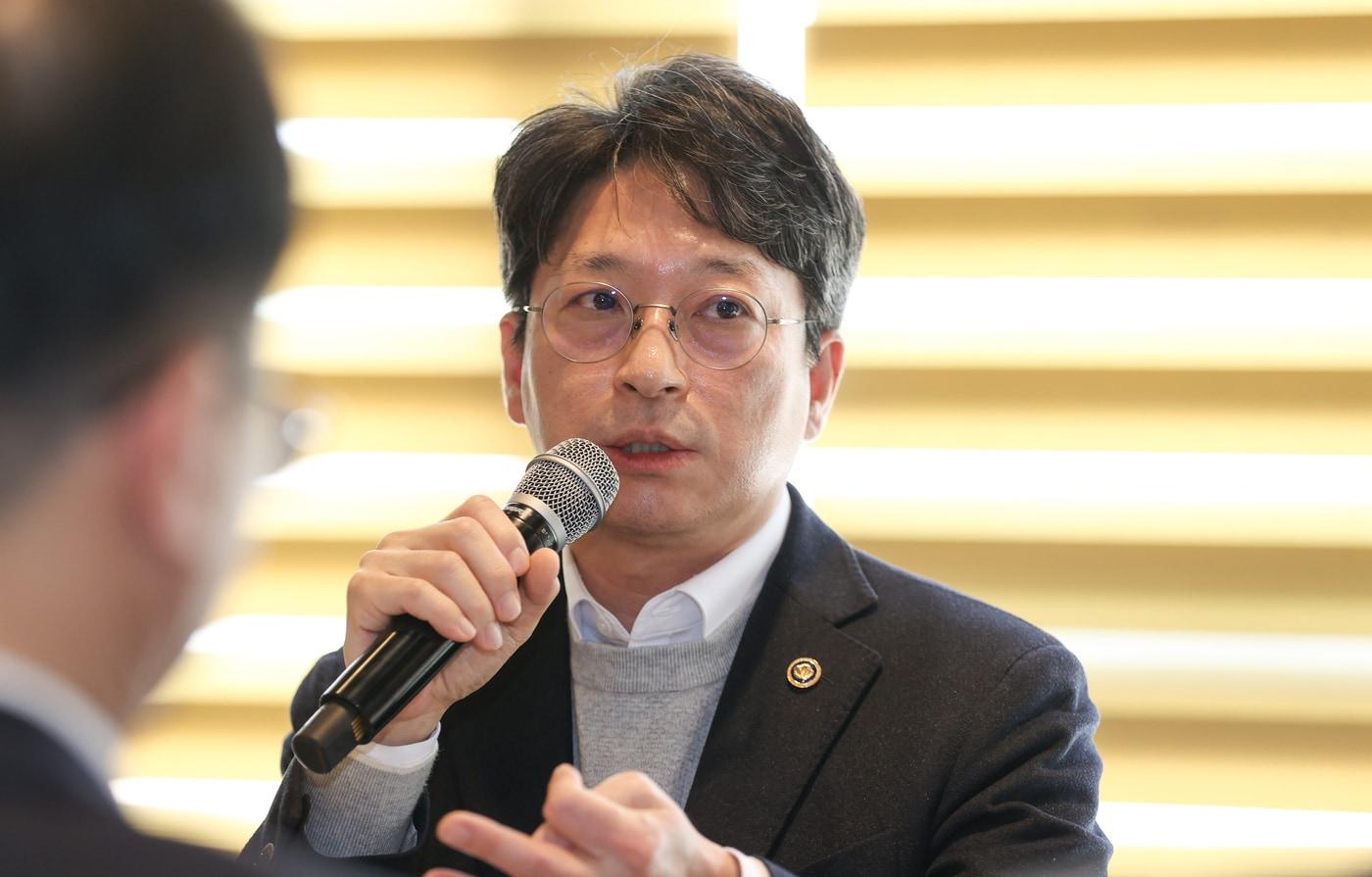 본문 이미지 - 홍지선 국토교통부 2차관이 5일 세종에서 열린 출입기자단 간담회에서 질의에 답하고 있다.ⓒ 뉴스1