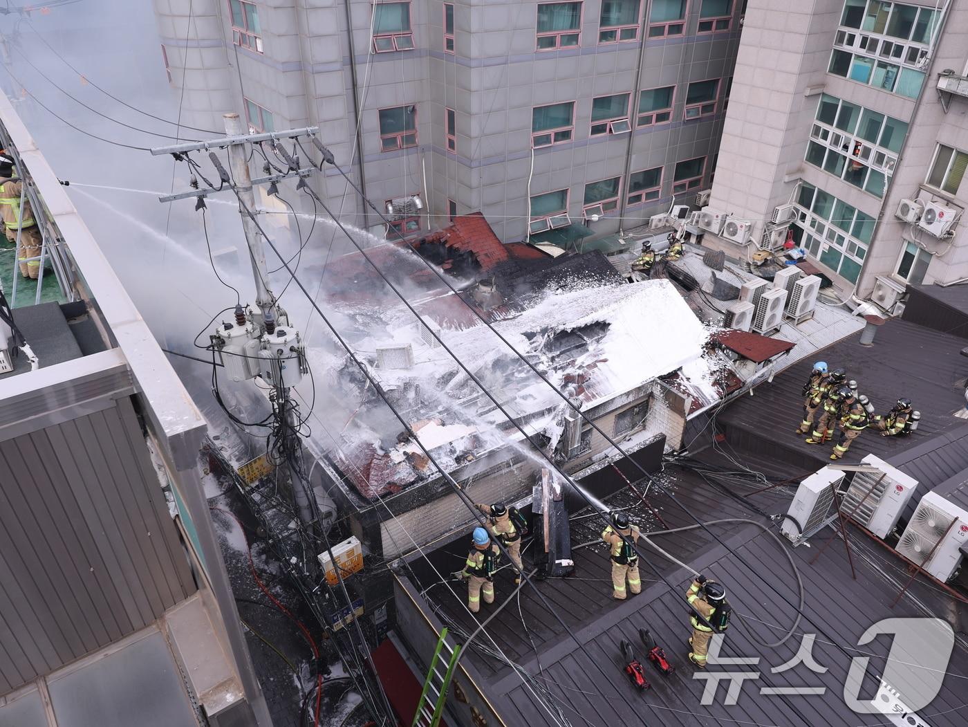 본문 이미지 - 5일 오후 서울 종로구 봉익동 건물에서 화재가 발생해 소방대원들이 화재를 진압하고 있다. 이번 화재로 5명이 대피했다. 2026.3.5 ⓒ 뉴스1 박지혜 기자