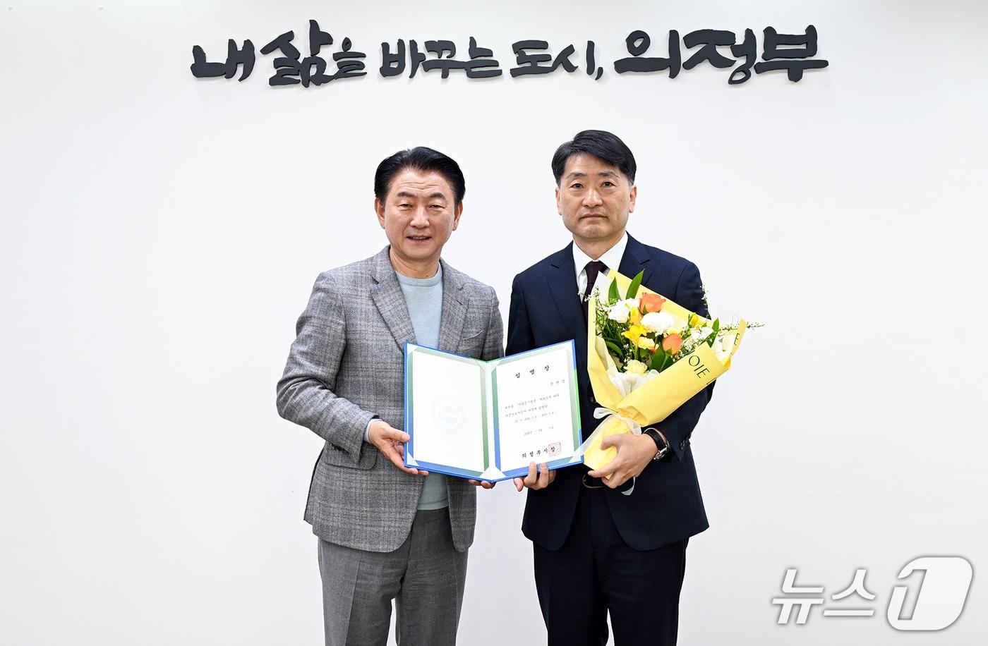 본문 이미지 - 전현영(사진 오른쪽) 의정부도시공사 신임 사장이 김동근 시장에게 임명장을 받는 모습. (사진=의정부시) ⓒ 뉴스1