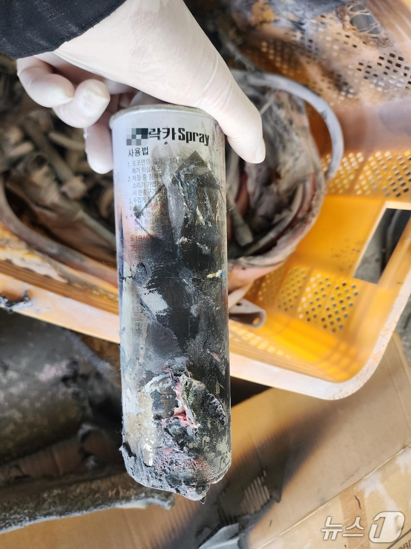 본문 이미지 - 폭발한 스프레이.(영동소방서 제공. 재판매 및 DB금지)