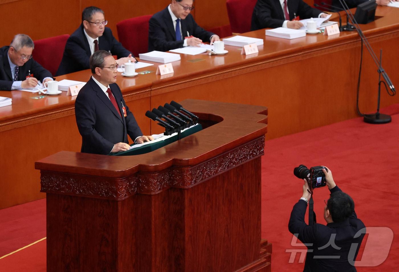 본문 이미지 - 5일 중국 베이징 인민대회당에서 개최된 전국인민대표대회 개막식에서 리창 국무원 총리가 발표를 하고 있다. ⓒ 로이터=뉴스1