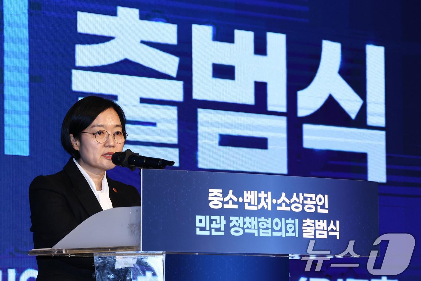 본문 이미지 - 한성숙 중소벤처기업부 장관이 5일 오후 서울 영등포구 중소기업중앙회에서 열린 중소·벤처·소상공인 민관 정책협의회 출범식에서 인사말을 하고 있다. 2026.3.5 ⓒ 뉴스1 최지환 기자