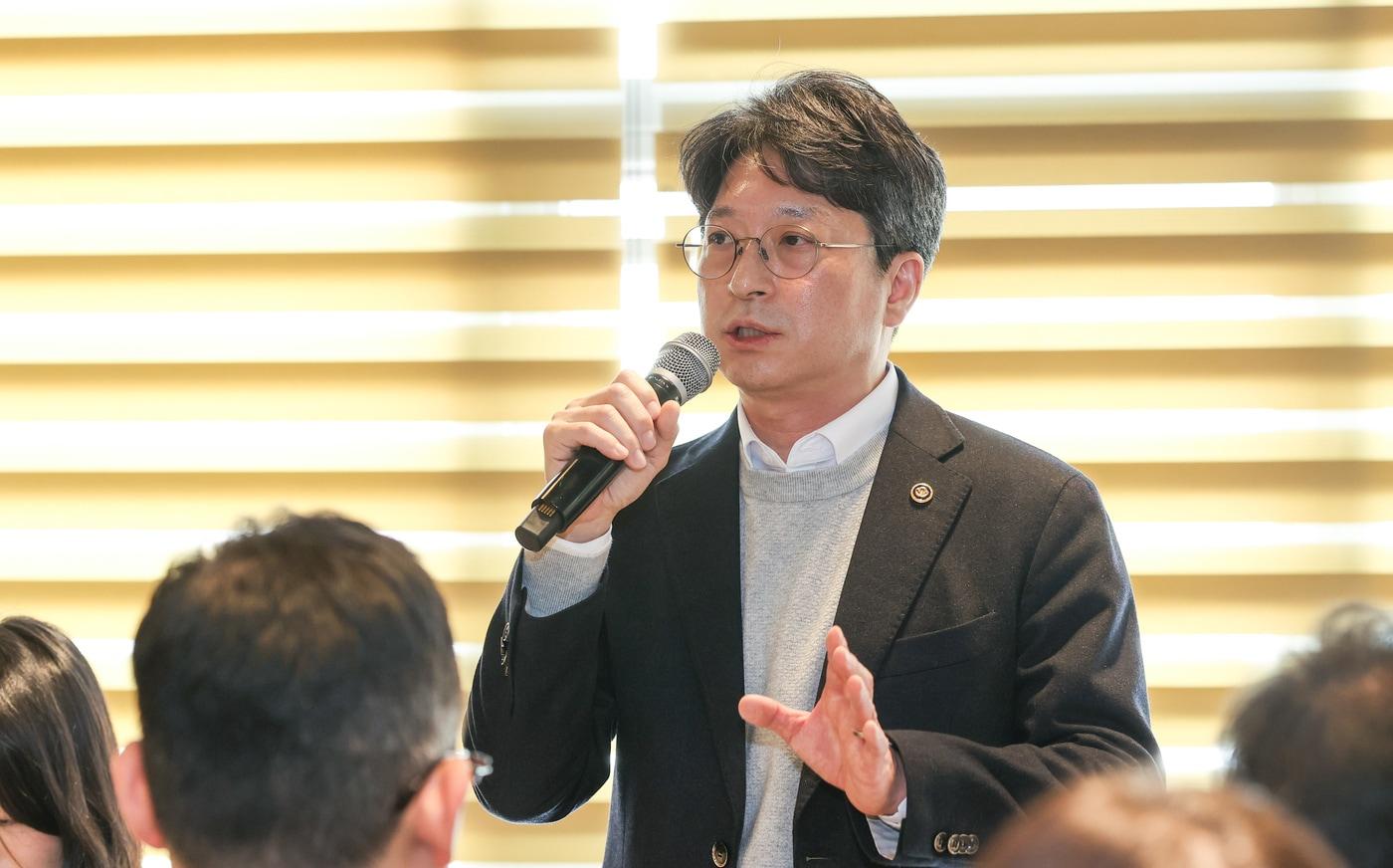 본문 이미지 - 홍지선 국토교통부 2차관이 5일 세종에서 열린 출입기자단 간담회에서 질의에 답하고 있다.ⓒ 뉴스1