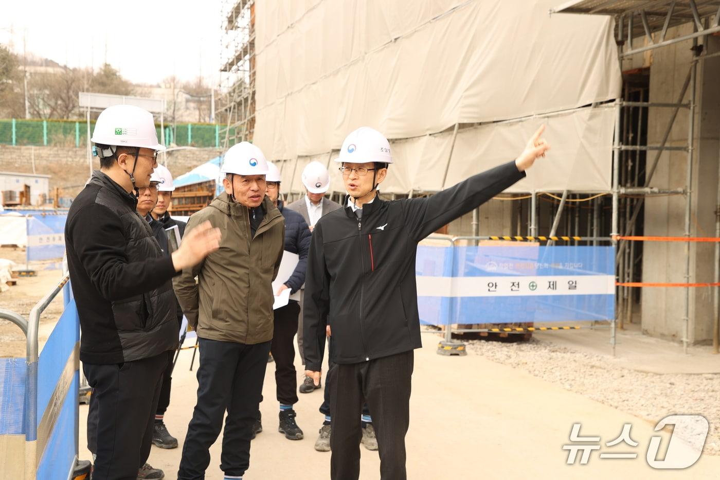 본문 이미지 - 백승보 조달청장은 ‘마중물 플라자 건립 사업’ 현장을 방문해 해빙기 안전 위험 요소가 없는지 관리상태를 확인했다. (조달청 제공.재판매 및 DB금지)/뉴스1 