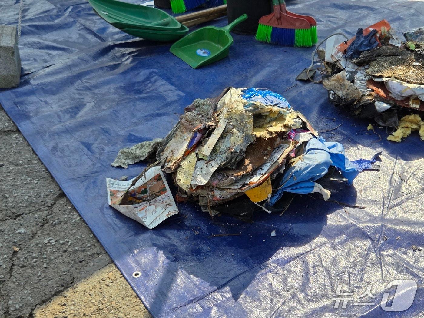 본문 이미지 - 5일 진행된 12·29 무안공항 제주항공 여객기 참사 사고기 잔해에 대한 3차 재분류 작업 과정에서 발견된 유류품의 모습.(유가협 제공. 재판매 및 DB 금지)