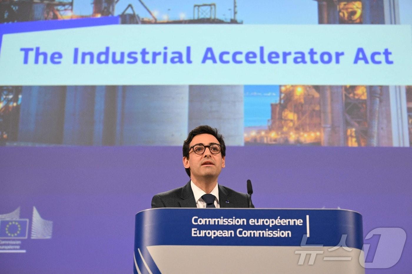 본문 이미지 - 스테판 세주르네 유럽연합(EU) 산업담당 집행위원이 4일 벨기에 브뤼셀에서 산업가속화법안을 발표하고 있다. 2026.3.4 ⓒ AFP=뉴스1