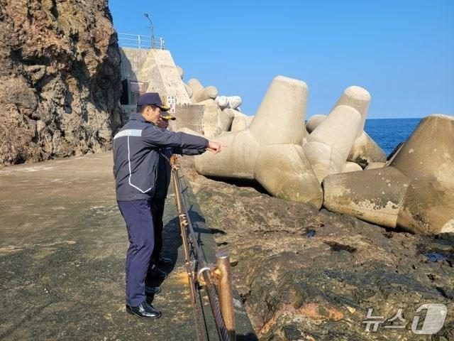 본문 이미지 - 김환경 동해해양경찰서장이 테트라포드 추락 사고 대비 출입통제구역 지정을 위해 위험구역을 점검 중이다.(동해해경 제공, 재판매 및 DB 금지) 2026.3.5/뉴스1