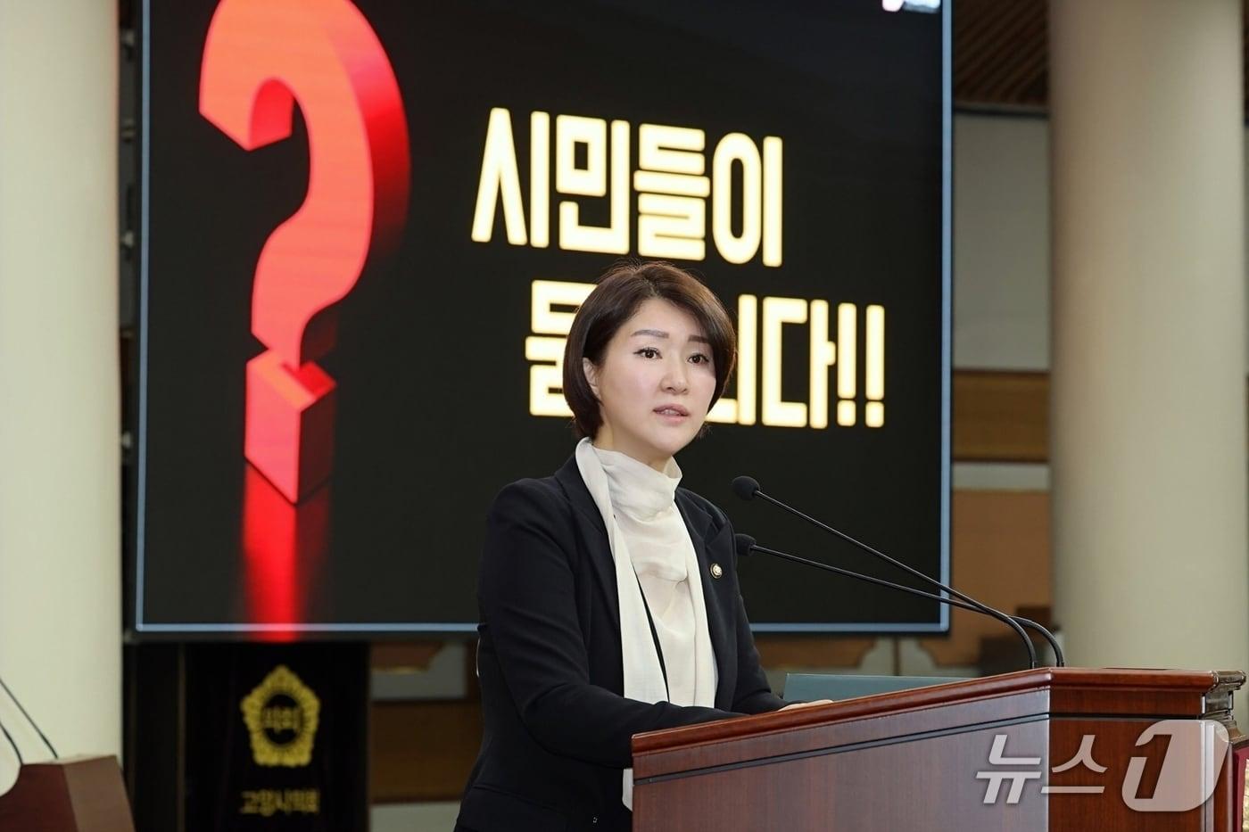 본문 이미지 - 5일 열린 고양시의회 임시회 본회의장에서 손동숙 의원이 K-컬처밸리 협약 연기와 관련해 시정질의를 하고 있다. (고양시의회 제공, 재판매 및 DB금지)