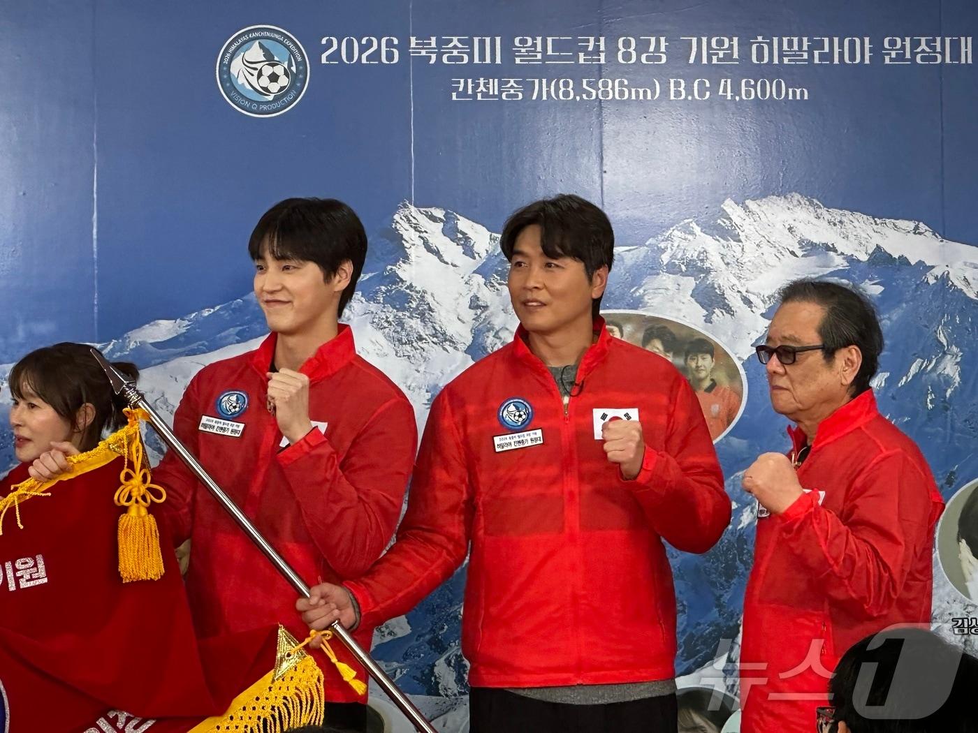 본문 이미지 - 이태환 이동국 이준훈 단장(왼쪽부터) / '히말라야에서 기원하다', 비전Q 프로덕션 제공