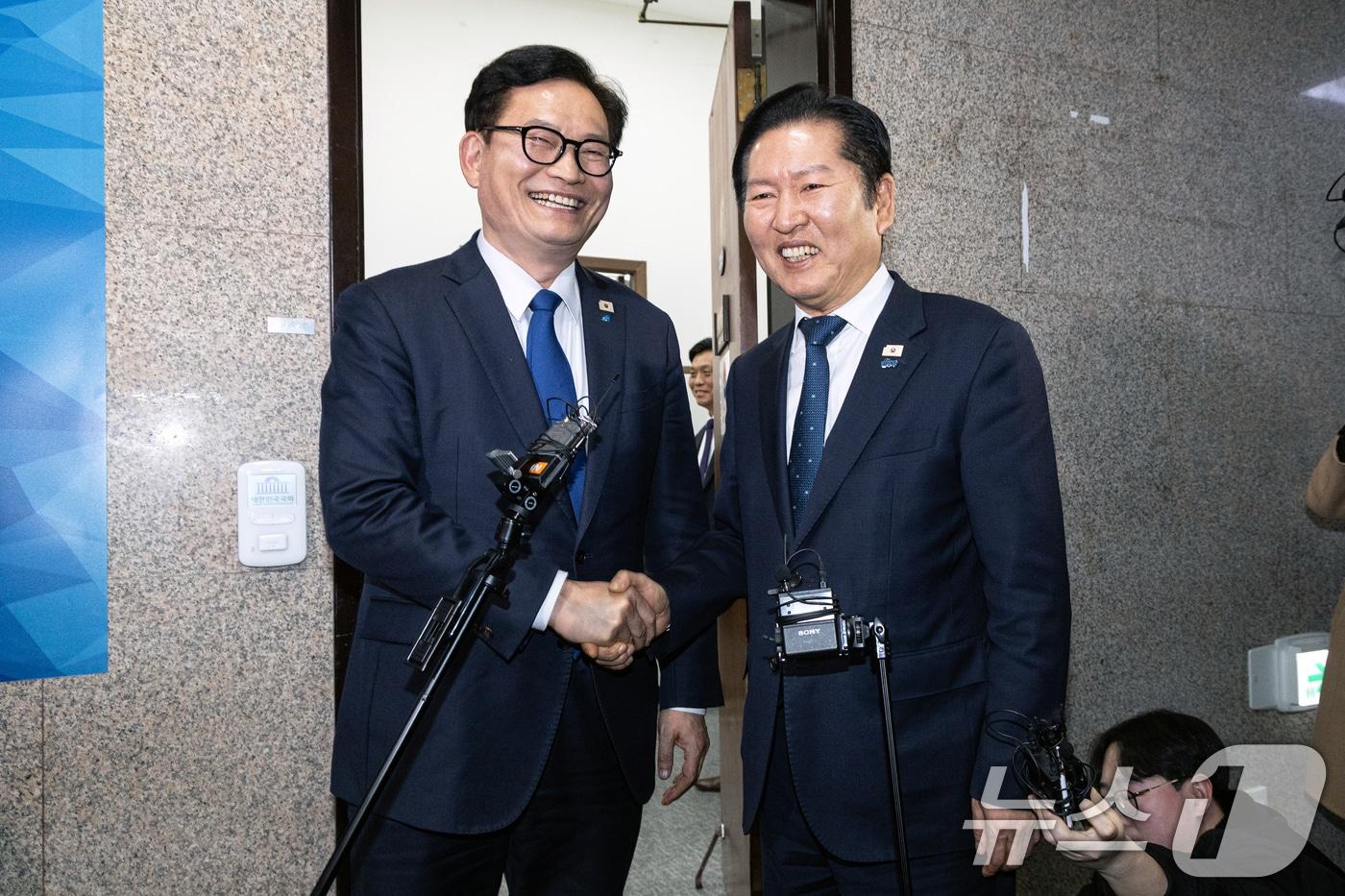 본문 이미지 - 정청래 더불어민주당 대표가 지난달 5일 서울 여의도 국회에서 송영길 전 대표와 악수하고 있다. 2026.3.5 ⓒ 뉴스1 이승배 기자