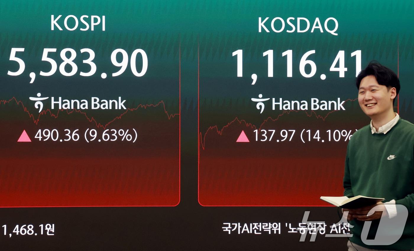 본문 이미지 - 5일 서울 중구 하나은행 본점 딜링룸 전광판에 코스피 지수 종가가 표시되어 있다. 이날 코스피지수는 전일대비 490.36p(9.63%) 오른 5583.90에 코스닥은 전일 대비 137.97p(1410%) 오른 1116.41에 장을 마감했다. 2026.3.5 ⓒ 뉴스1 이호윤 기자