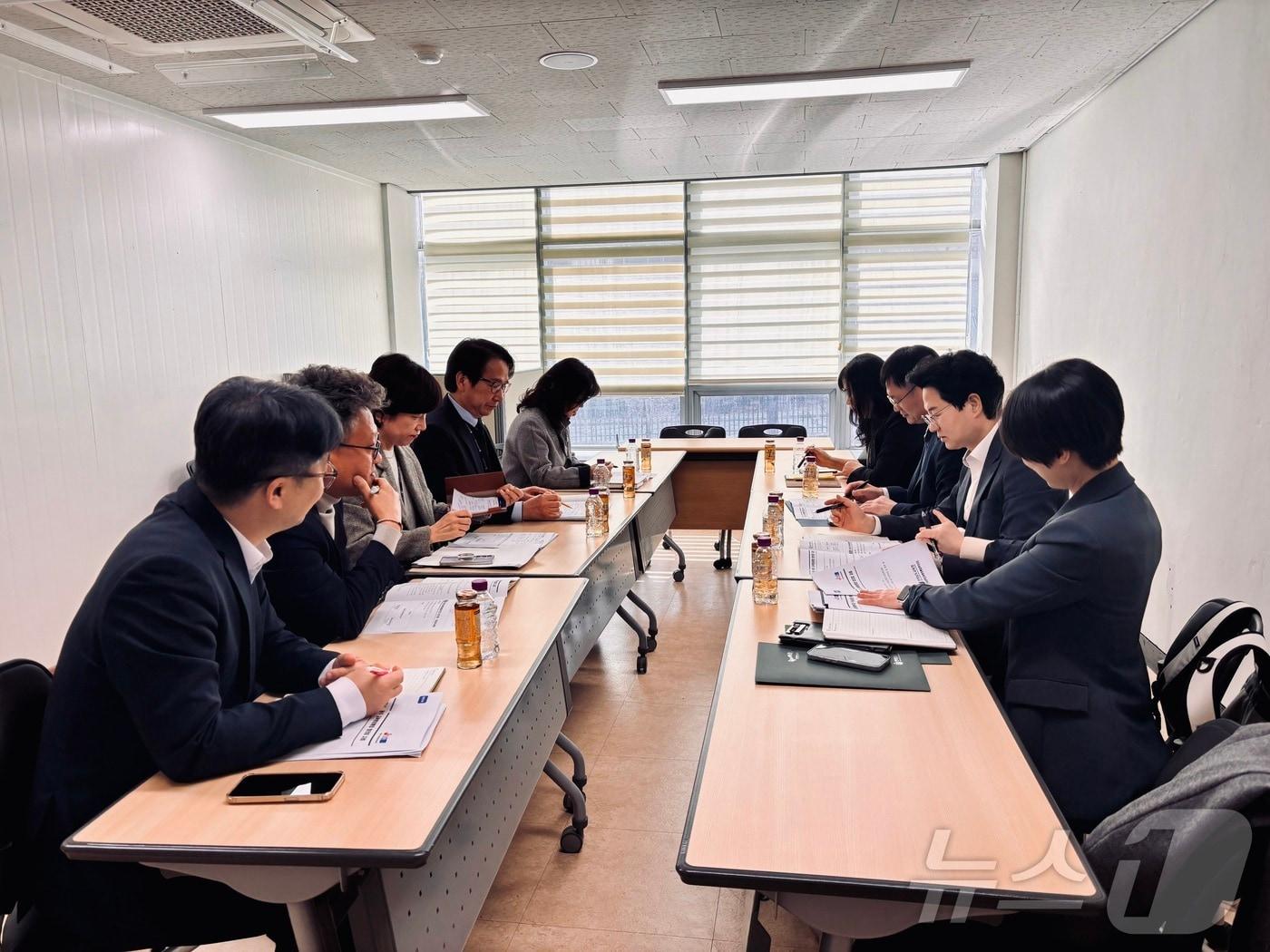 본문 이미지 - 광주교육청과 전남교육청의 교육행정실무준비기구가 5일 광주교육청에서 첫 회의를 갖고 통합 논의를 진행하고 있다.(광주교육청 제공. 재배포 및 DB 금지)