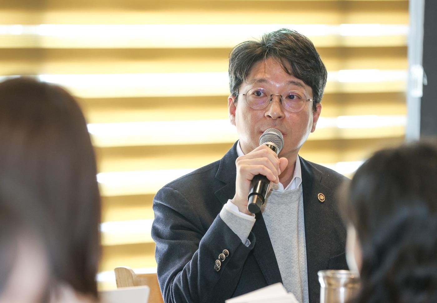 본문 이미지 - 홍지선 국토교통부 2차관이 5일 세종에서 열린 출입기자단 간담회에서 질의에 답하고 있다.ⓒ 뉴스1