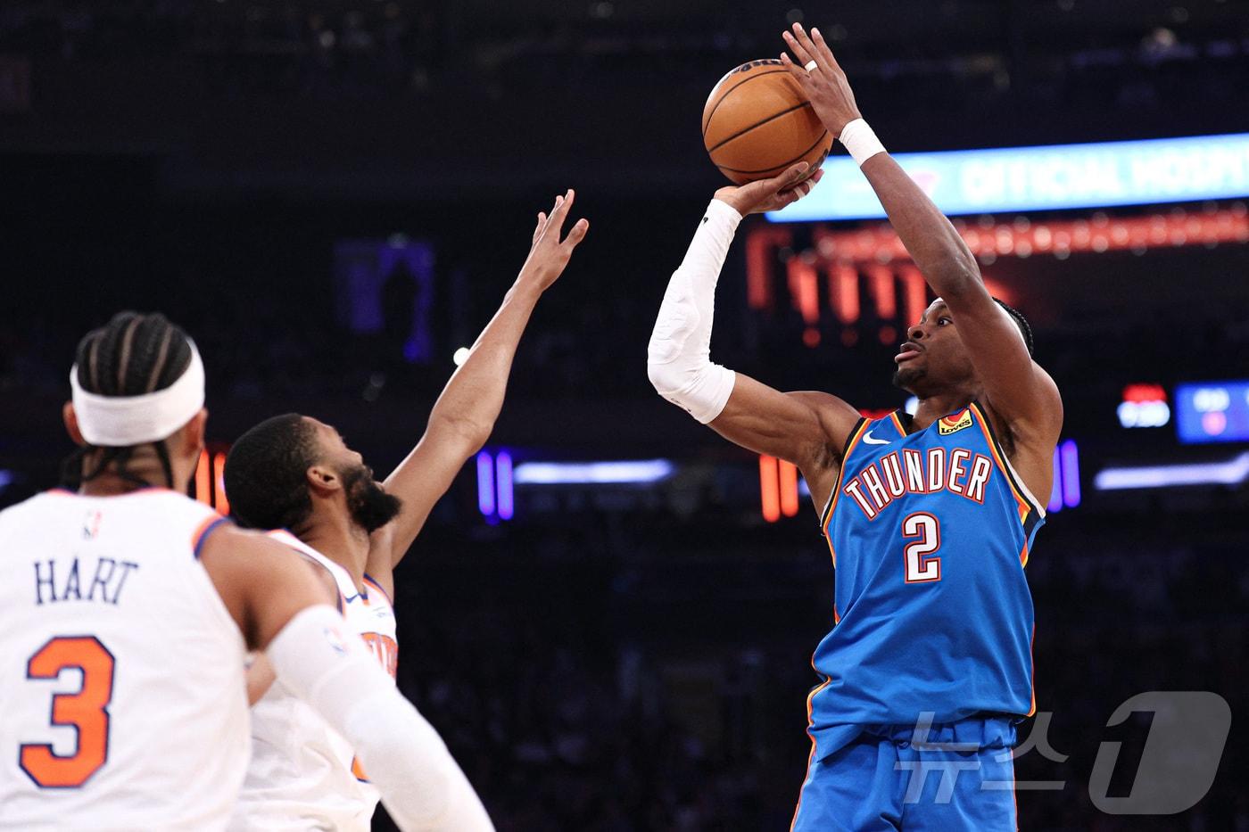 본문 이미지 - 오클라호마시티 선더의 샤이 길저스 알렉산더(오른쪽)가 5일(한국시간) 열린 2025-26 NBA 정규리그 뉴욕 닉스전에서 26점을 넣어 팀의 103-100 승리를 이끌었다. ⓒ 로이터=뉴스1