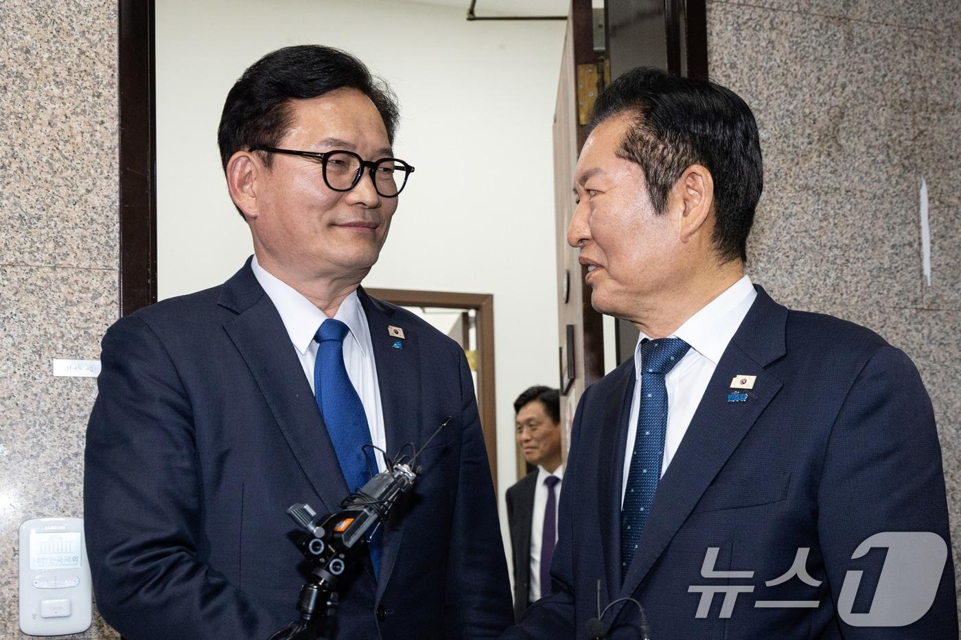 본문 이미지 - 정청래 더불어민주당 대표가 5일 서울 여의도 국회에서 송영길 전 대표와 면담을 마치고 배웅하고 있다. 2026.3.5 ⓒ 뉴스1 이승배 기자