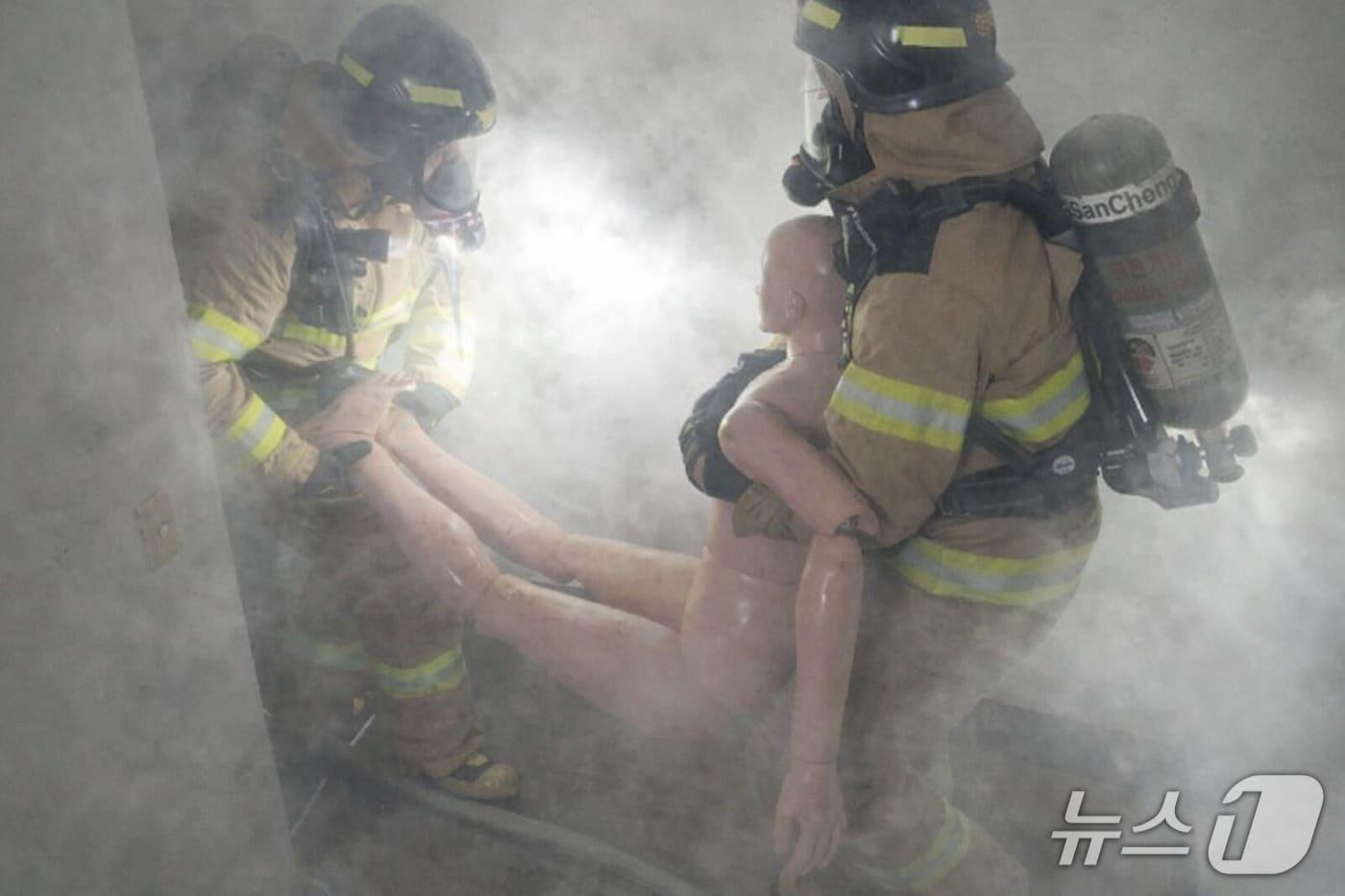 본문 이미지 - 소방대원이 짙은 연기 속에서 구조 훈련을 하고 있는 모습.(전남소방본부 제공. 재판매 및 DB 금지) 2026.3.5