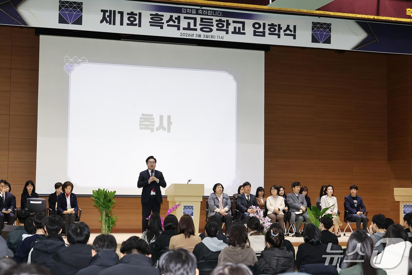 본문 이미지 - 박일하 동작구청장이 지난 3일 동작구 흑석동 흑석고등학교에서 열린 제1회 입학식에 참석해 축사를 하고 있다.(동작구 제공)