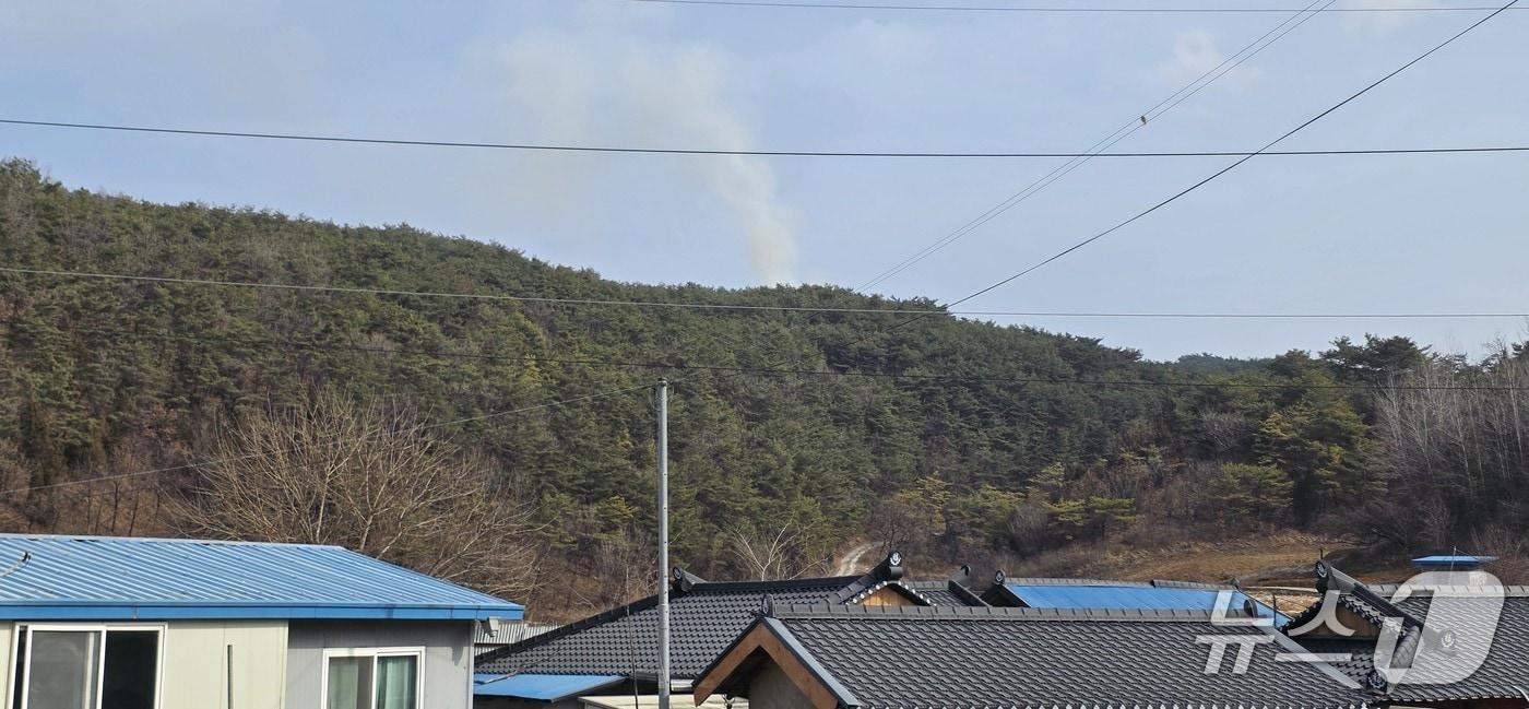 본문 이미지 - 제천시 송학면 장곡리의 한 야산서 발생한 산불. 민가 뒤, 산불 연기.(제천소방서 제공. 재판매 및 DB금지) 