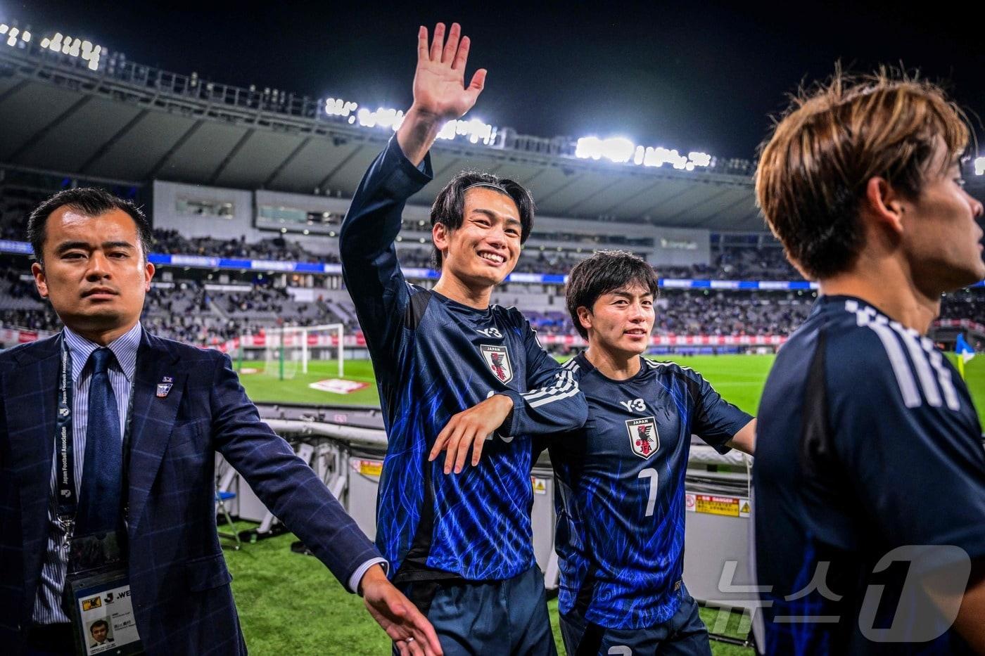 본문 이미지 - 브라질을 꺾은 뒤 기뻐하는 일본 대표팀 ⓒ AFP=뉴스1