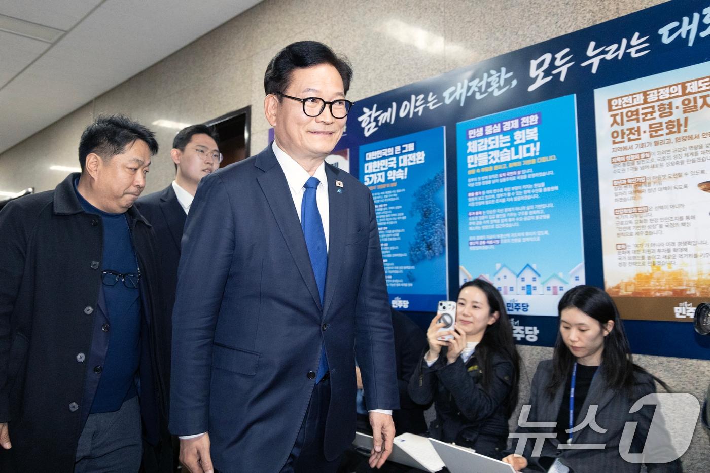 본문 이미지 - 송영길 더불어민주당 전 대표가 5일 서울 여의도 국회에서 정청래 대표와 면담을 위해 대표실로 향하고 있다. 2026.3.5 ⓒ 뉴스1 이승배 기자