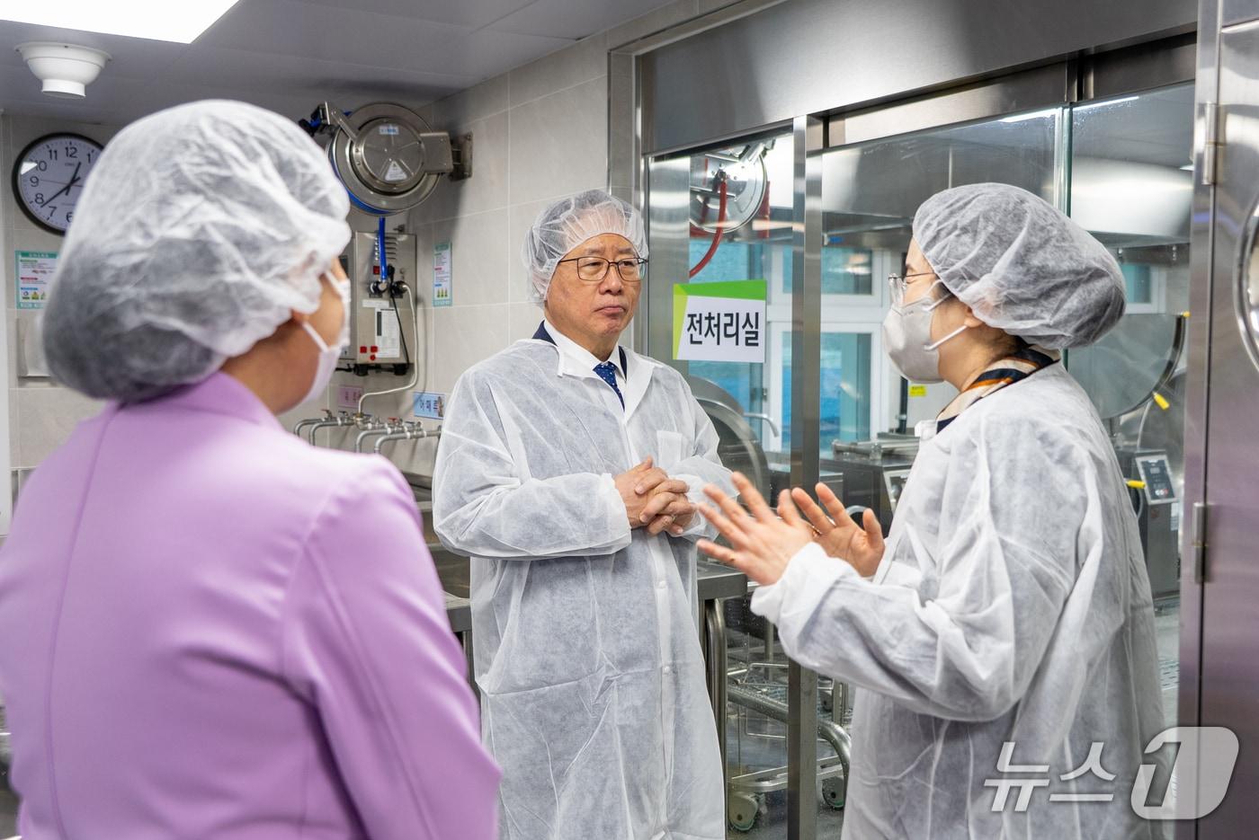 본문 이미지 - 급식 점검 모습.(부산시교육청 제공. 재판매 및 DB금지)