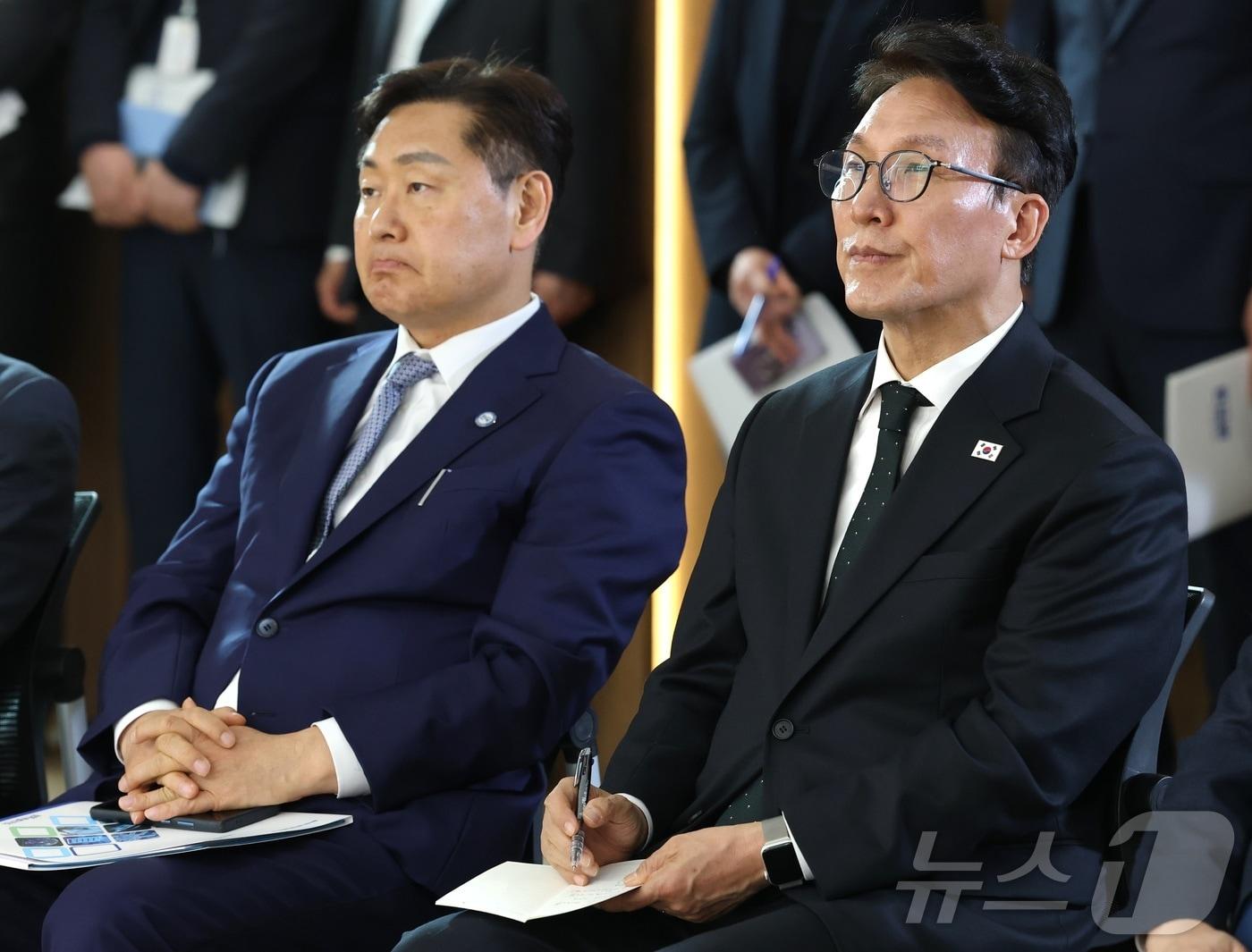 본문 이미지 - 김민석 국무총리(오른쪽)가 5일 전북 군산시 새만금개발청을 방문해 현대차그룹 투자계획 브리핑을 듣고 있다. 2026.3.5 ⓒ 뉴스1 유경석 기자