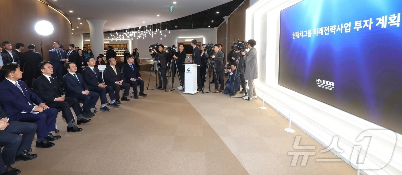 본문 이미지 - 김민석 국무총리가 5일 전북 군산시 새만금개발청을 방문해 현대차그룹 투자계획 브리핑을 듣고 있다. 2026.3.5 ⓒ 뉴스1 유경석 기자