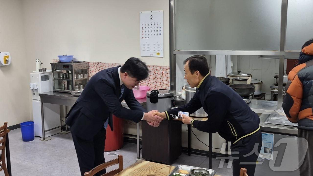 본문 이미지 - 전남광주특별시장 후보인 정준호 국회의원(광주 북구갑)이 선거 첫 일정으로 5일 오전 일곡공영차고지에서 시내버스 기사들과 함께 식사를 하며 조찬 간담을 갖고 있다.(정준호의원실 제공. 재배포 및 DB 금지)