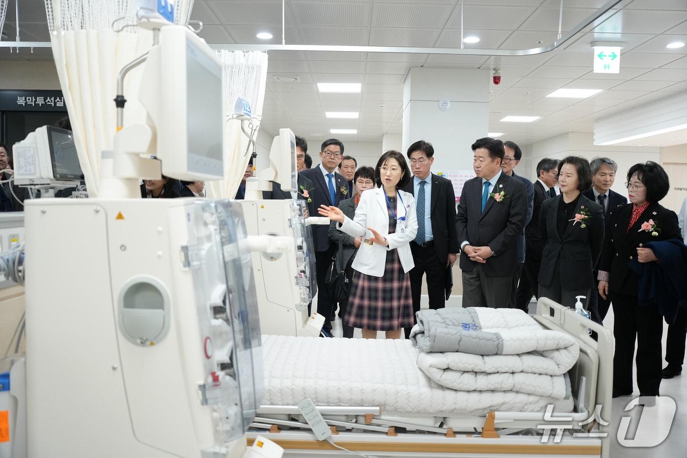 본문 이미지 -  오영훈 지사가 제주의료원에 개소한 입원 연계형 인공신장실 내부를 둘러보고 있다.(제주도 제공. 재판매 및 DB 금지)/뉴스1