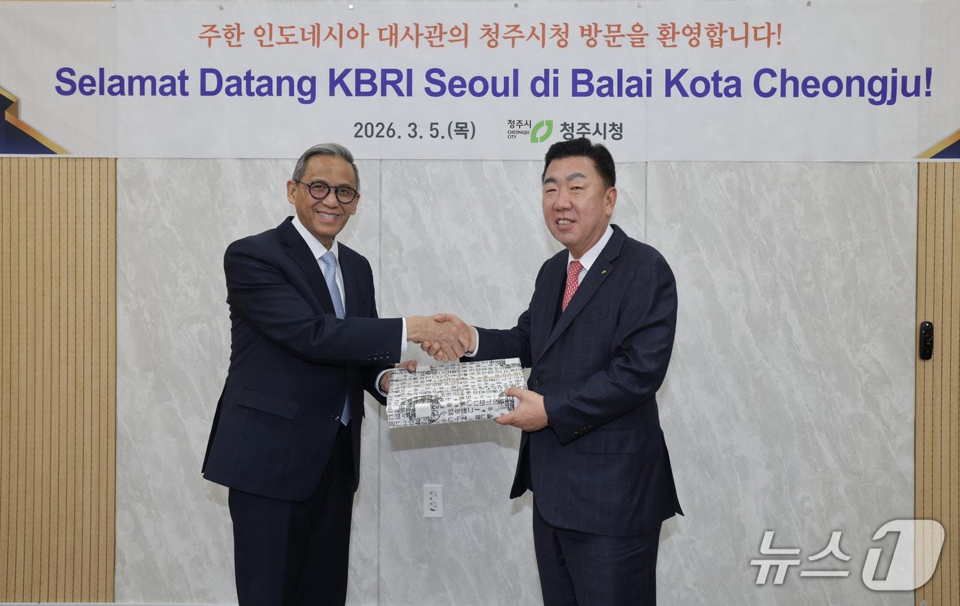 본문 이미지 - 왼쪽부터 체쳅 헤라완 주한 인도네시아 대사, 이범석 청주시장.(시 제공. 재판매 및 DB금지)