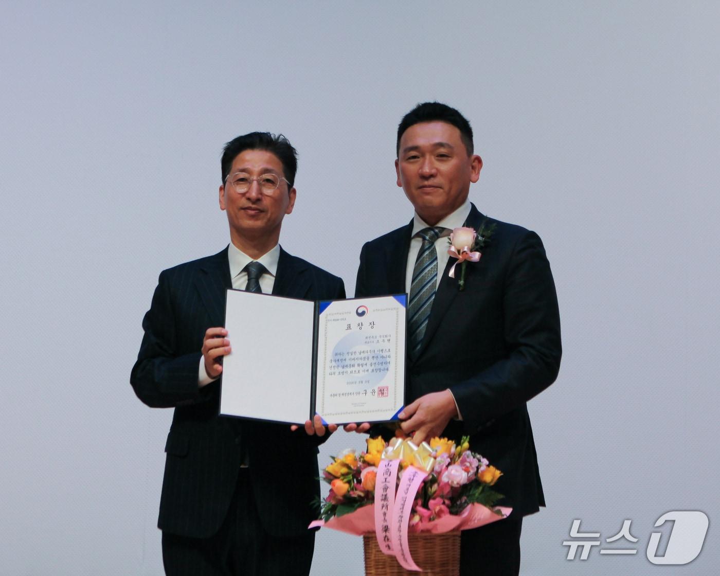 본문 이미지 - 5일 부산지방국세청에서 열린 '제60회 납세자의 날 기념식'에서 조우현 대선주조 사장(오른쪽)과 강성팔 부산지방국세청장이 기념촬영을 하고 있다.(대선주조 제공. 재판매 및 DB금지)